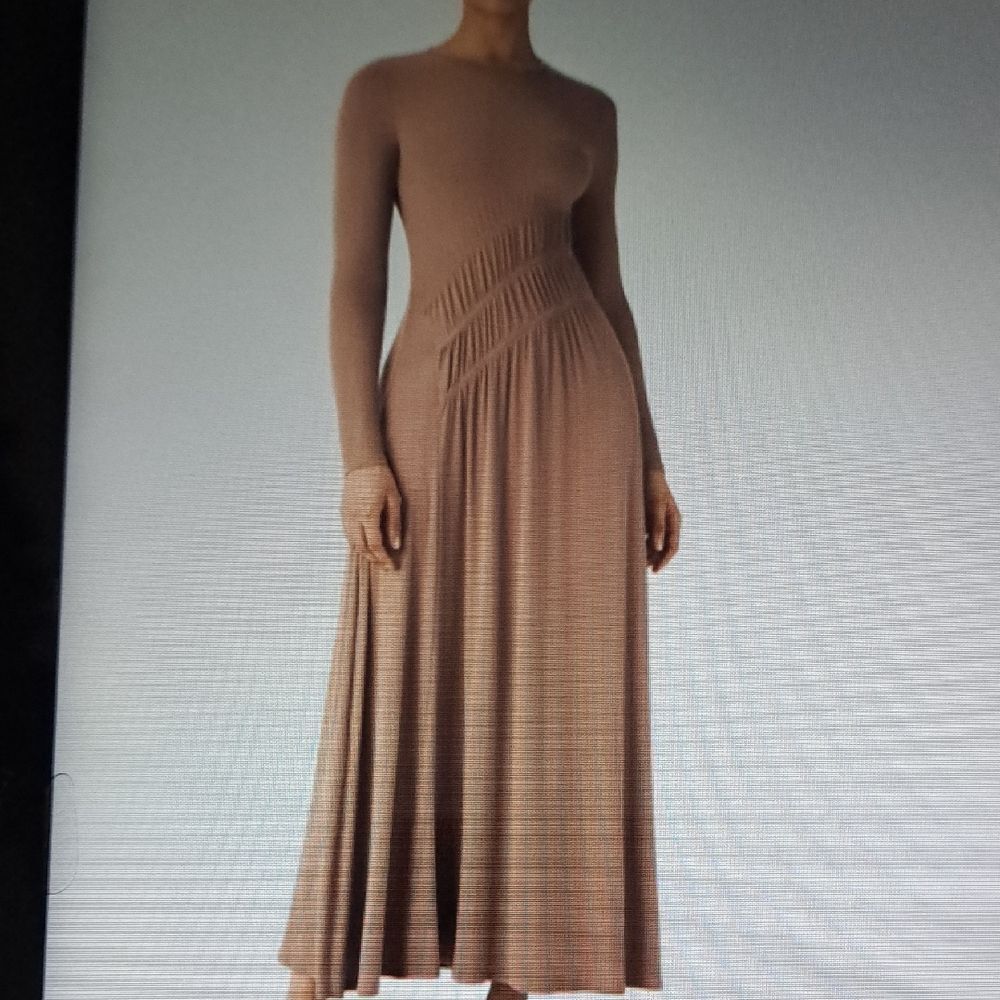 MEDIUM. RIBBED ROUND NECK LONG SLEEVED FLOWY MAXI DRESS